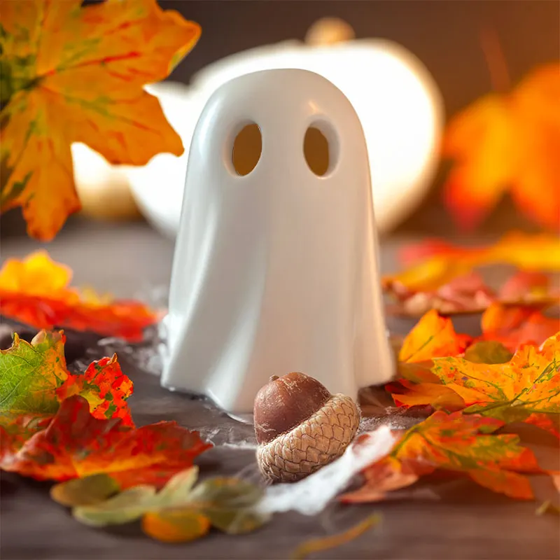 Halloween, et spøgelse mellem agern og røde blade