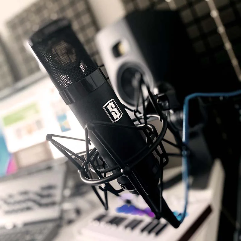 Ellenhart blog om Podcast debut, billede fra studiet med en Slate mikrofon i fokus